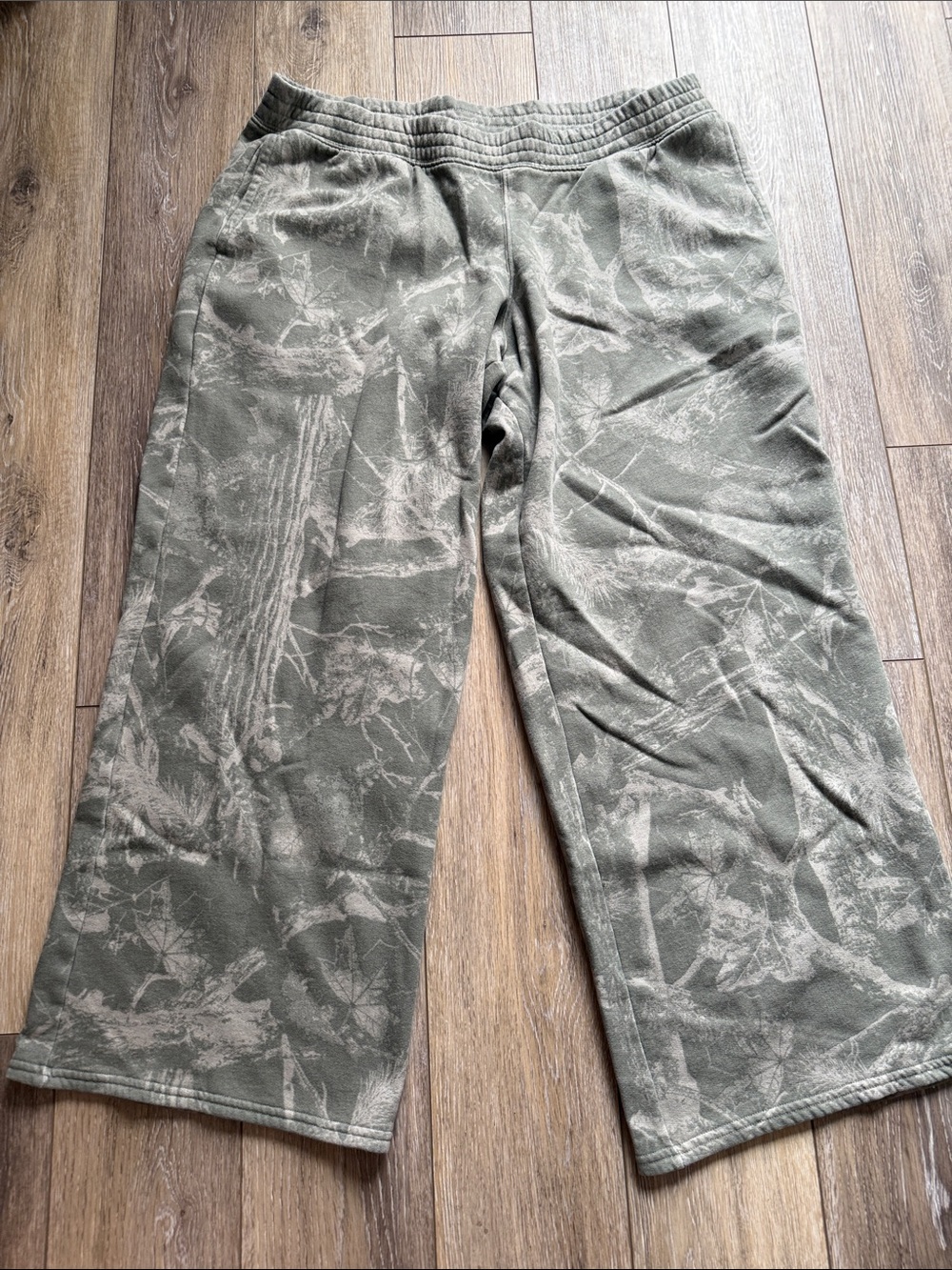 Hollister Women’s Olive Green Camo Sweats, loose fitting